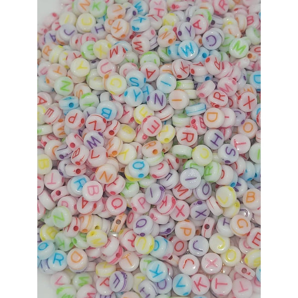 Miçanga Letras do alfabeto branca com letras coloridas, opções 400 unidades, 160 unidades e 100 unidades, 4mmx7mm.